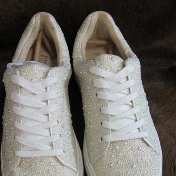 BETSEY JOHNSON BEADED SNEAKERS  NEW IN BOX (BOX NOT IN GOOD CONDITION)  SIZE 9.5 - Picture 3 of 16